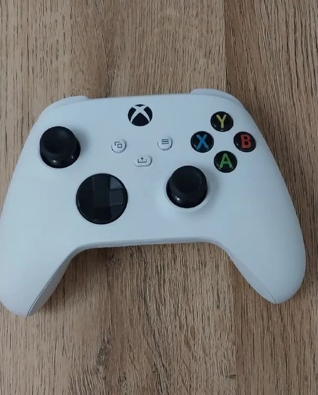 Xbox Series. Состояние отличное, всё работает Отдаю вместе с батарейками.