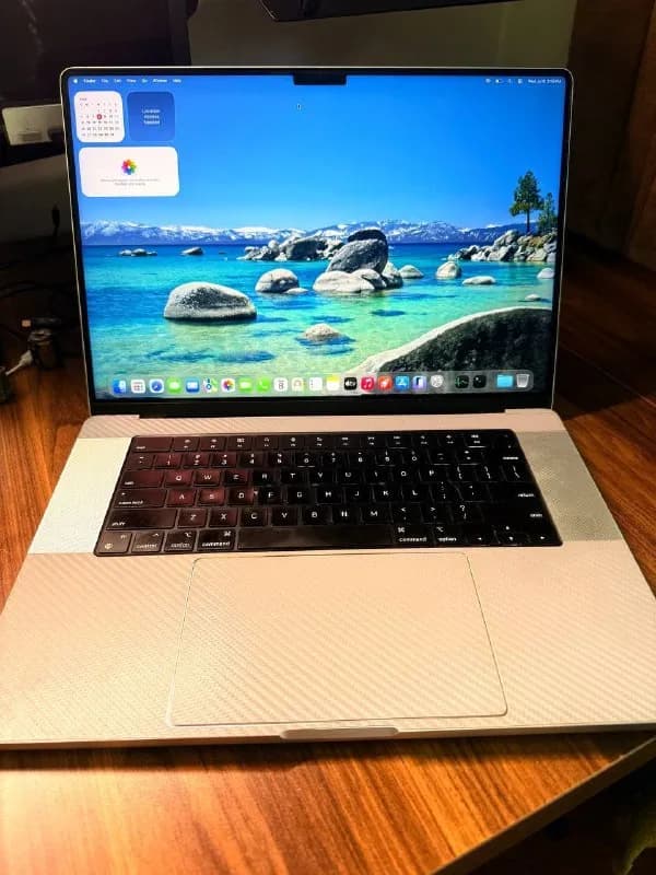 Macbook 16-inch, m1 pro 16gb/1tb. В защитной пленке, снизу приклеена качественная подставка, на верх — Тбилиси — 2 500 ₾