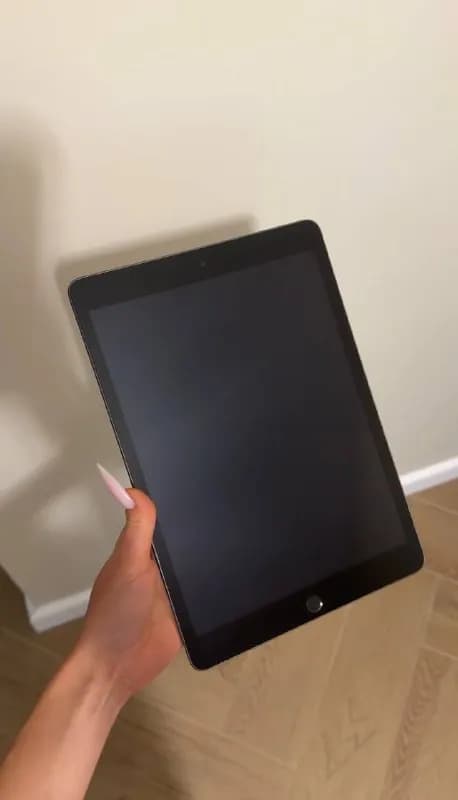 iPad 9 (2021) A2602 Space Gray+чехол и клавиатура — Батуми — 690 ₾