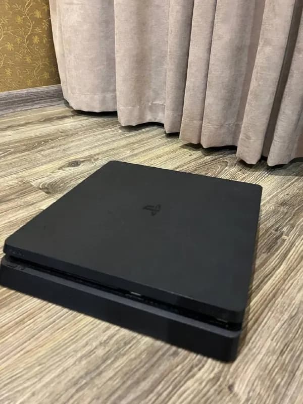 Sony PlayStation 4 пс в отличном состоянии 1 тб памяти +джостик и диск гта 5 по цена 450 лар — Батуми — 450 ₾