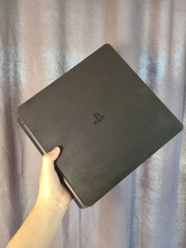 Продам PlayStation 4 Slim 1TB + 2 игры - 450 ლარი