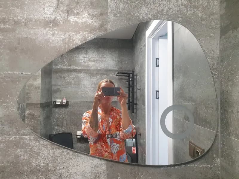 60×80 см, с подсветкой и подогревом. При скачке напряжения перегорела плата, можно отремонтировать. — Батуми — 50 ₾
