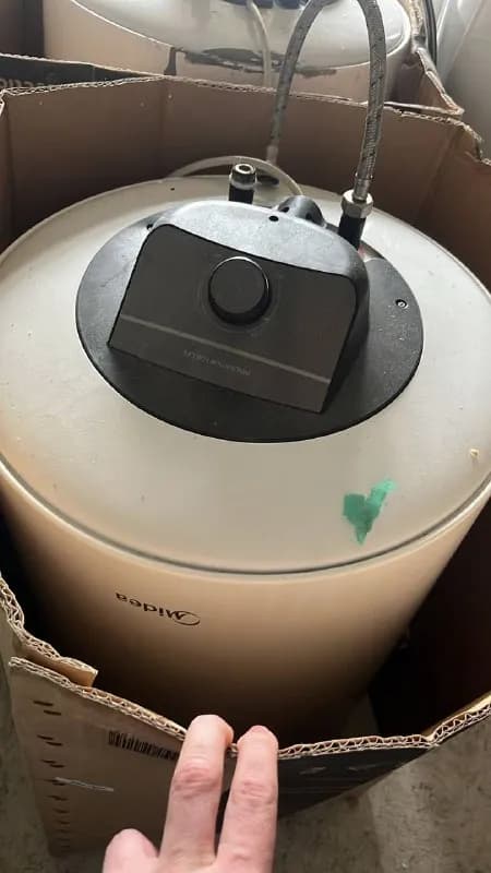 Midea #Titan объемом 80 литров за 200 GEL. Использовался 1-2 года. Также продаю баллоны с редуктором — Батуми — 200 ₾