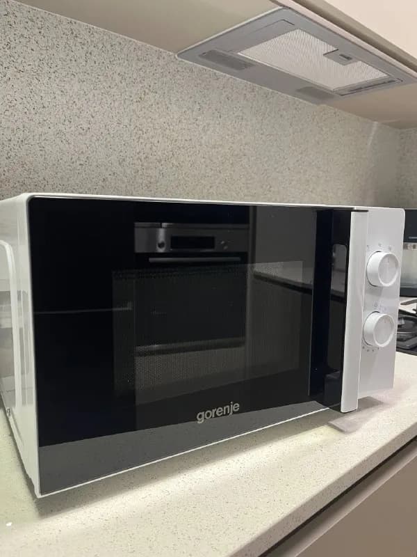 1. Микроволновка GORENJE MO17E1BH — 140 лари — Батуми — 140 ₾