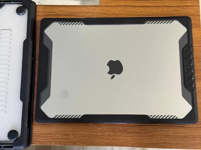 MacBook Pro [телефон]). Бренд Supcase. Очень прочный, противоударный, великолепный чехол. На мое — Батуми — 150 ₾