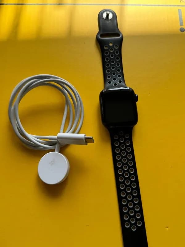 Apple Watch se 2, батарея 100%, состояние идеальное. Цена 450 лари — Тбилиси — 450 ₾