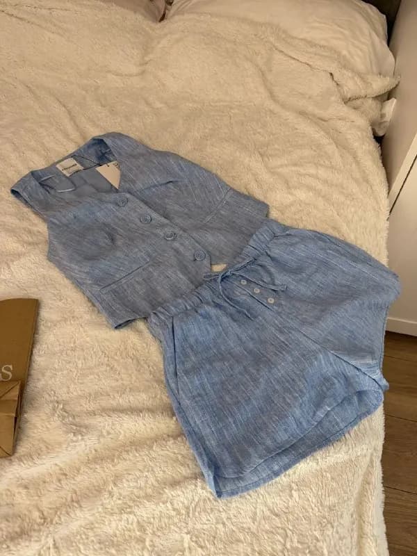 Stradivarius. Купила вчера за 134 лари, но не подошёл размер. Чек потеряла, поэтому обменять в магаз — Батуми — 134 ₾