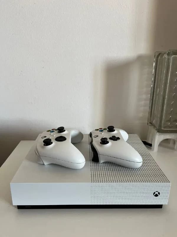 Xbox One Series S 1 Тб с двумя контроллерами. — Тбилиси — 500 ₾