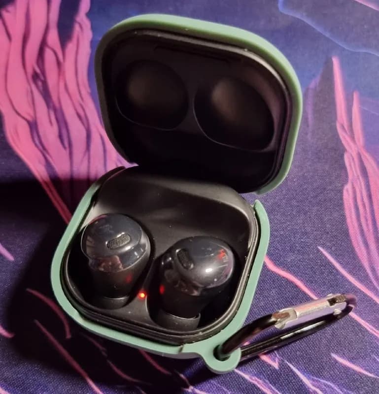 Samsung Galaxy Buds (100 GEL) и Galaxy Buds Pro (120 GEL). Без дефектов, аккумулятор держит отлично. — Батуми — 100 ₾