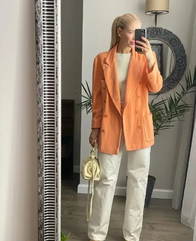 Escada, красивого молочно оранжевого цвета, размер с-м, состав 50% Ангора, 25% кашемир, 25% шерсть — Тбилиси — 54 380 ₾