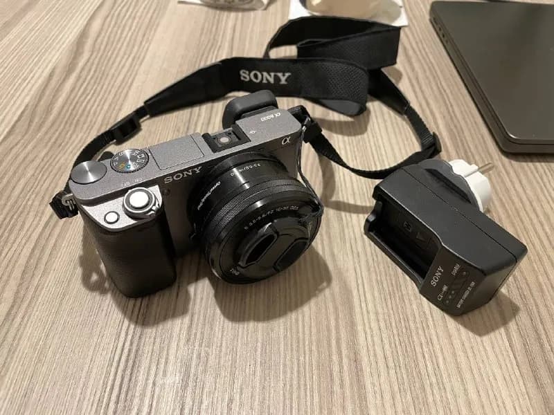 Sony Alpha ILCE-6000 Kit E PZ 16-50mm F3.5-5.6 OSS, графитовый — Тбилиси — 1 500 ₾