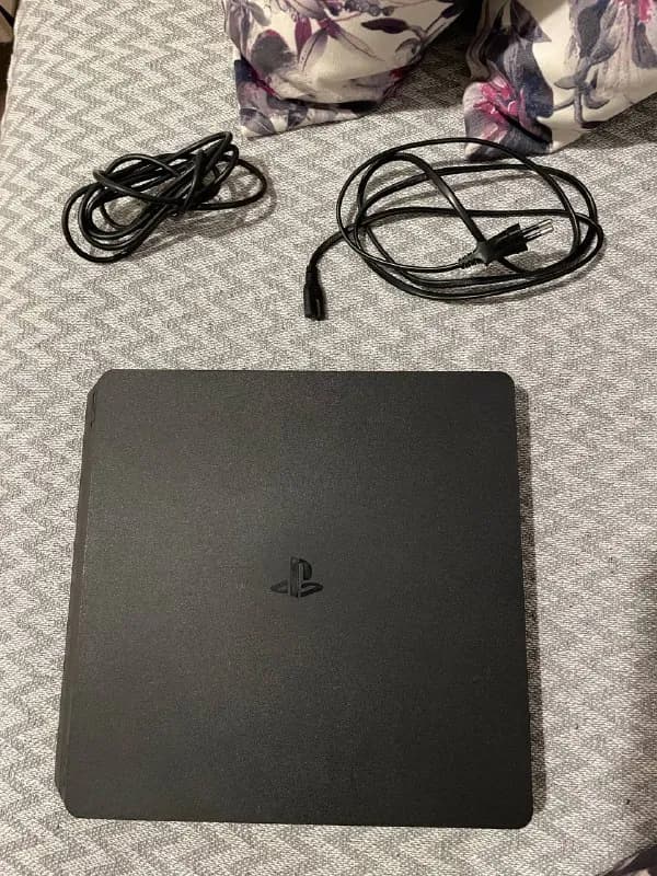 PlayStation 4 slim 500 gb с hdmi без джойстиков — Тбилиси — 450 ₾
