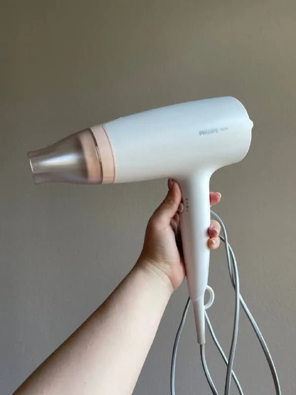 Philips. В комплекте только одна насадка прямая, как на моих фото. Отличный фен, дует мощно) продаю, — Тбилиси — 40 ₾