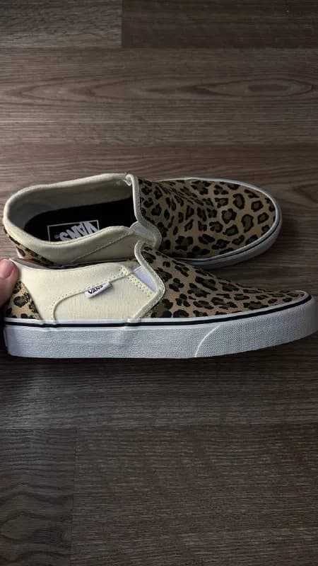 Vans 38 размер. Лежат без дела, передумала носить. Есть маленькая точка на 6ом фото🧐. Цена 90 лар — Тбилиси — 90 ₾