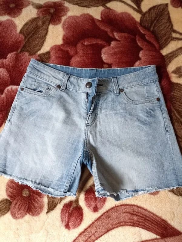 Шорты джинсовые, футболка, джинсы, платье Wasta, футболка Zara — Тбилиси