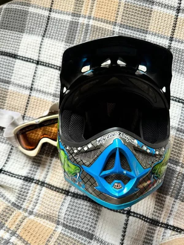 1.Продам шлем TROY LEE DESIGNS MEDUSA AIR — Тбилиси — 350 ₾