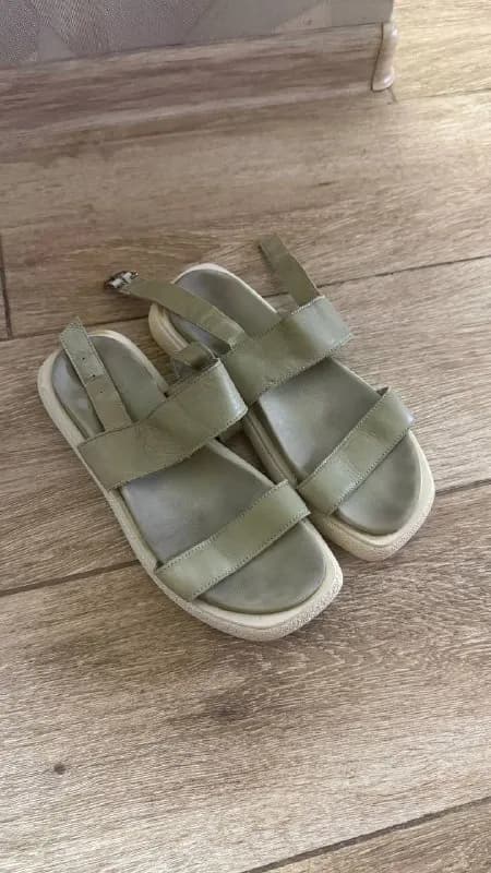 Bata, 39 размер, натуральная кожа. На одном отклеивается подошва, можно пройтись клеем и будет отлич — Батуми