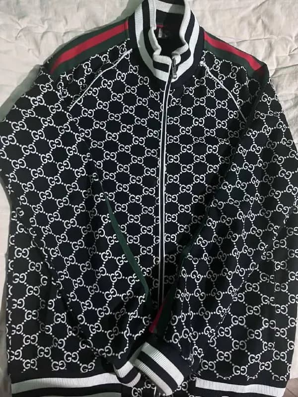 GUCCI (не оригинал), новая, не носилась, покупали за 150. Размер: L-XL. Цена 100 лари, тому, кто заб — Тбилиси — 100 ₾