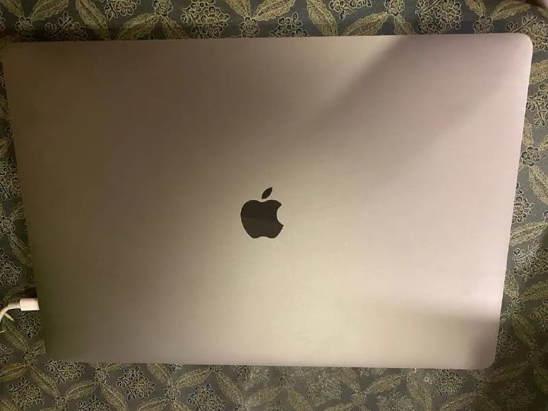 Macbook Pro (i7-2019) Ram -16 GB, SSD- 512 GB в идеальном состоянии. Зарядное устройство и кабель — Тбилиси — 1 800 ₾