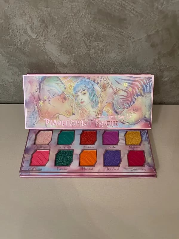 1. Палетка теней Oden’s Eye Planet Spirit Palette — Тбилиси — 100 ₾