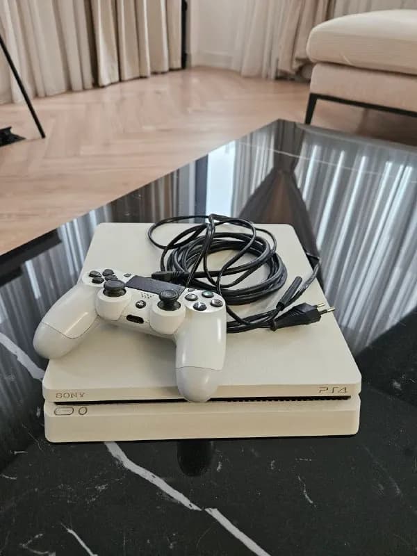 PS 4 с джойстиком — 350 gel — Тбилиси — 350 ₾