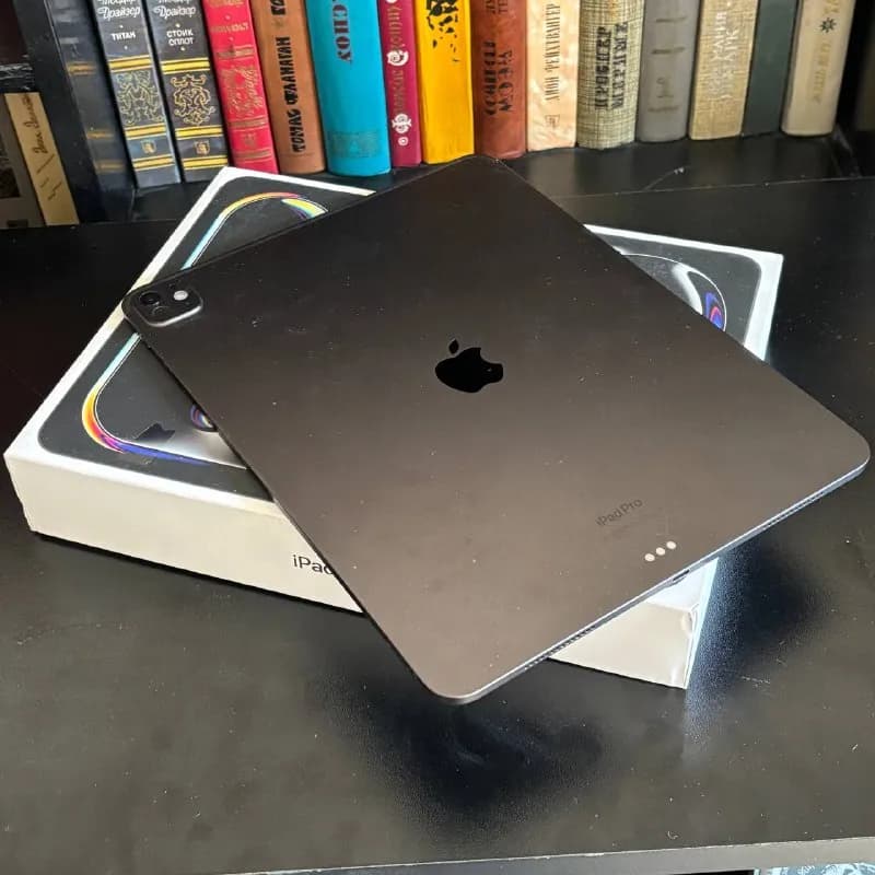iPad Pro 13' 2024 (M4). Планшет в идеальном состоянии, всегда носился в чехле. 71 цикл зарядки, емко — Тбилиси — 3800 ₾