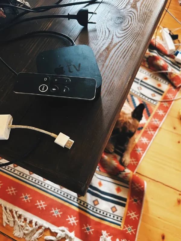 Apple TV, довольно старой версии. Все работает. Я посмотрела на нём миллионы часов ютуба кино и сер — Тбилиси — 100 ₾