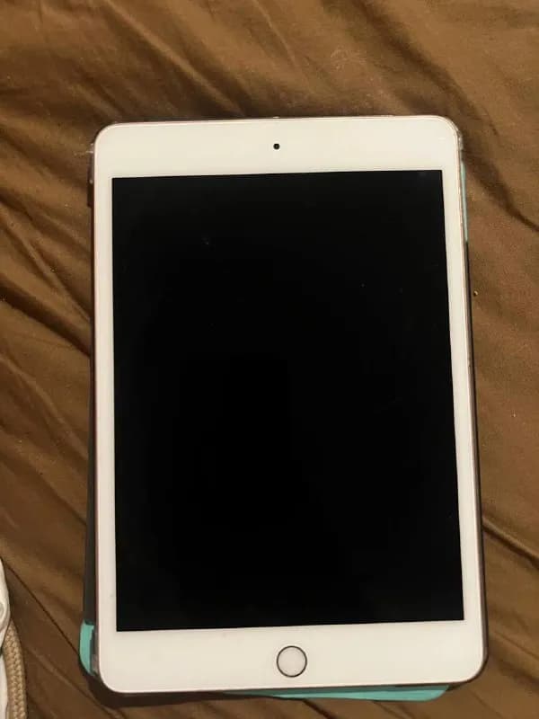 iPad mini 5 (Wi-Fi, 64 ГБ) с чехлом. — Тбилиси — 550 ₾