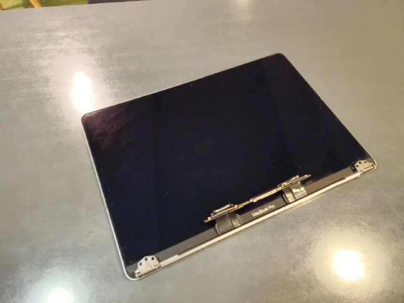 Macbook pro 2017, только экран 13 дюймов. Оригинал. — Тбилиси — 150 ₾