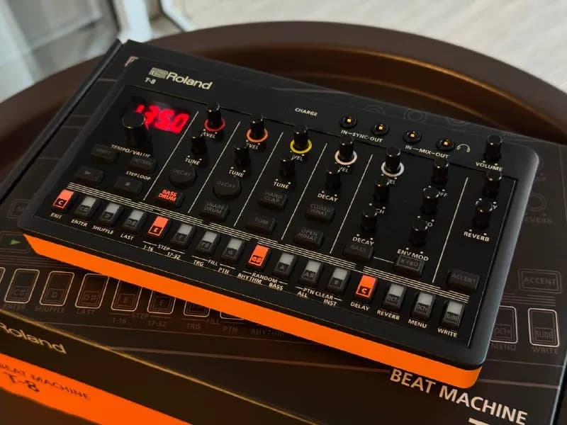 1. Roland T-8 — драм машина со встроенной басовой линией 303, в идеальном состоянии и на гарантии в — Тбилиси — 2,026,500 ₾