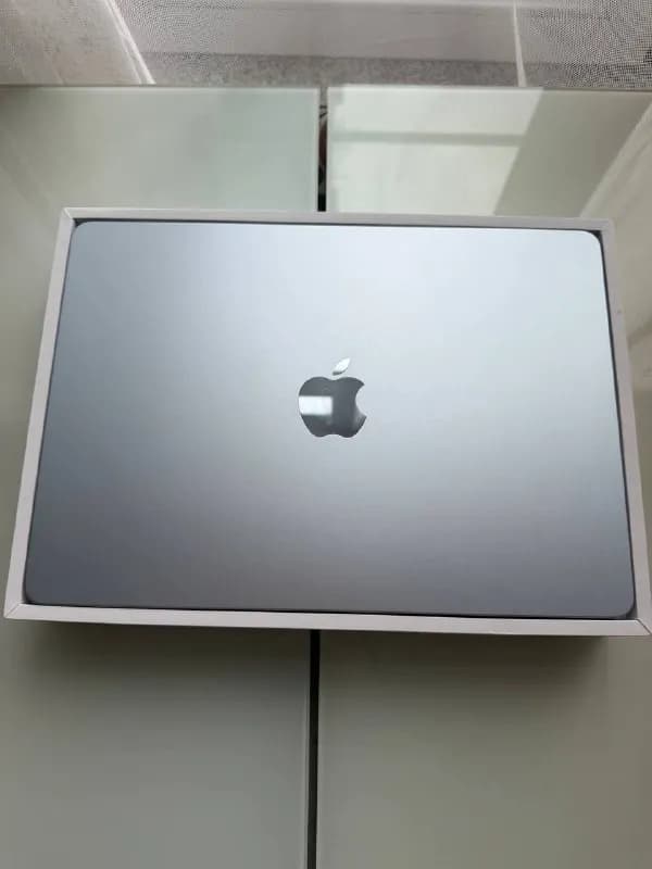 MacBook Air 13 m4 16/256, состояние 10/10, аккумулятор 100%, коробка, зарядник и шнур в комплекте — Тбилиси — 2 800 ₾