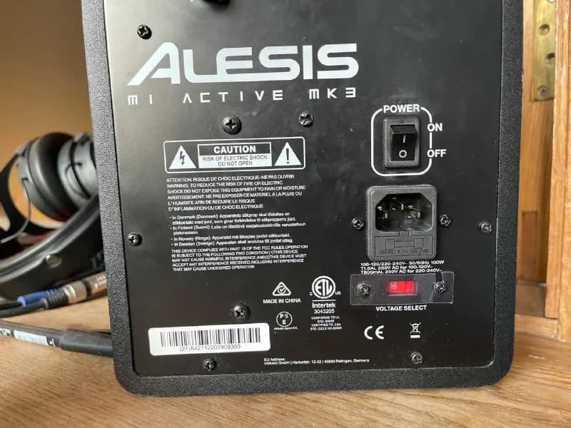 alesis mk3. В целом никаких пререканий нет, есть маленький дефект на фото. Покупались в Грузии, кор — Тбилиси — 550 ₾