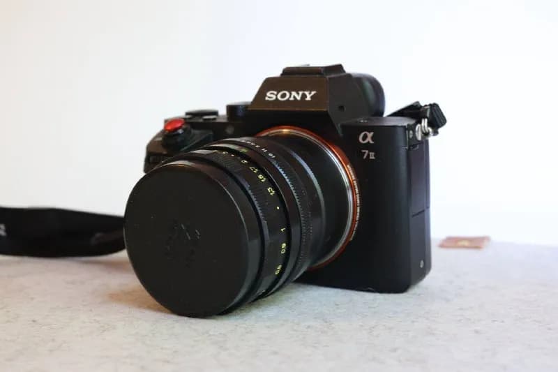 Sony a7 ii — полнокадровая камера в отличном состоянии. К камере идет зарядка, две батарейки, объект — Тбилиси — 1,300 ₾
