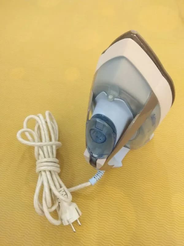 Philips. В отличном состоянии. Немного смят носик (видно на фото), но это не влияет на качество глаж — Тбилиси — 50 ₾