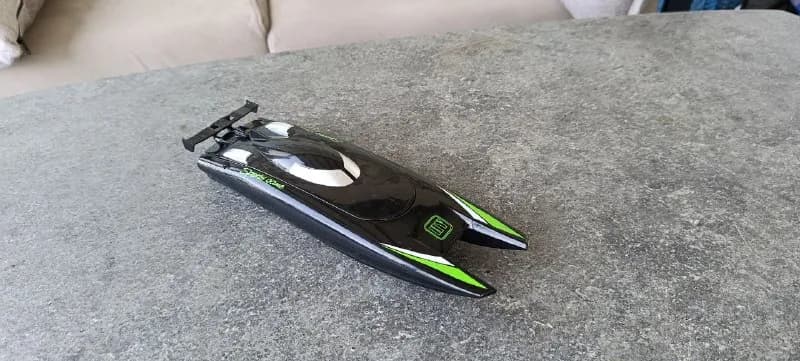RC лодка в специальной двухконечной форме оснащена мощным двухмоторным двигателем, длительностью 25 м — Тбилиси — 120 ₾