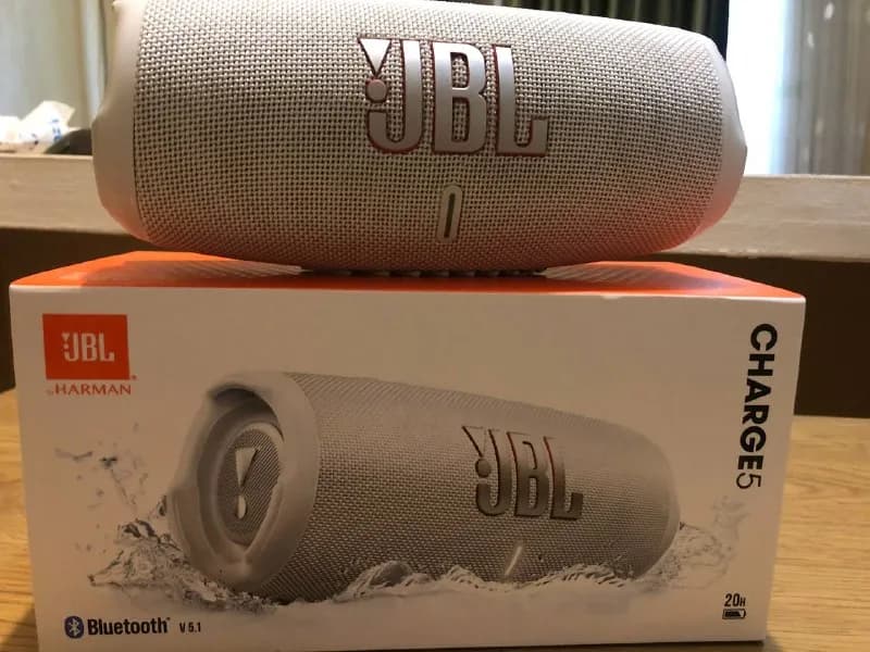 JBL charge5 оригинал, звук чистый, не хрипит не скрипит. Пользовался редко, состояние идеальное — Тбилиси — 300 ₾