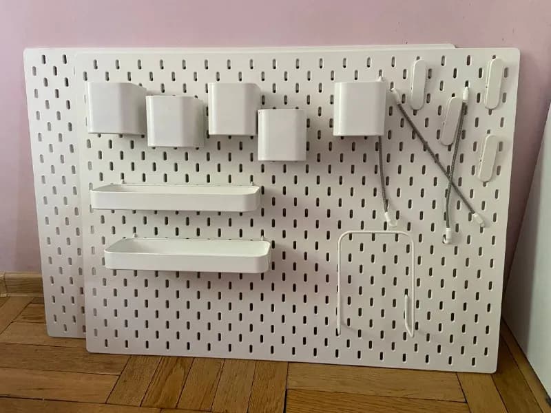 skadis IKEA 2 панели 76×56, 6 стаканов (на фото 5). 4 прищепки, 3 резинки-фиксатора, подставка для б — Тбилиси — 200 ₾
