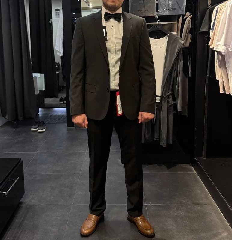 Hugo Boss абсолютно новый с навесной биркой.В носке, соответственно, ни разу не был.Размер производите — Тбилиси — 300 ₾