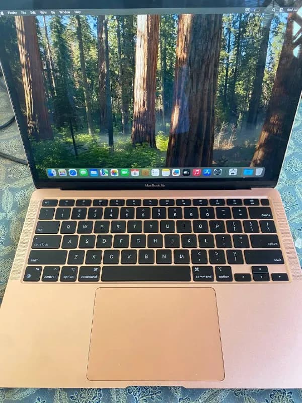 Macbook Air Gold (M1-2020) в идеальном состоянии без царапин. RAM — 8 GB, SSD — 256 GB. Цена: 160 — Тбилиси — 1 600 ₾