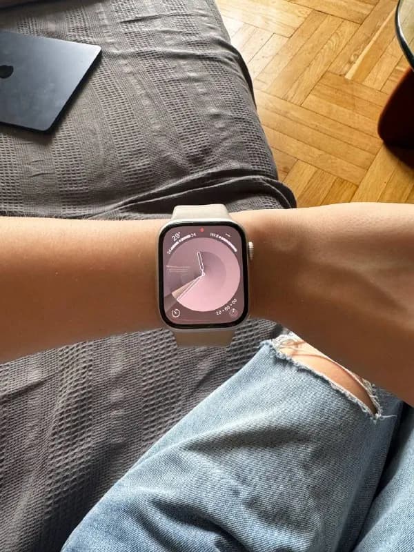 apple watch series 9 45 mm в цвете Starlight в отличном состоянии, 2 мелкие царапины на экране — Тбилиси — 800 ₾