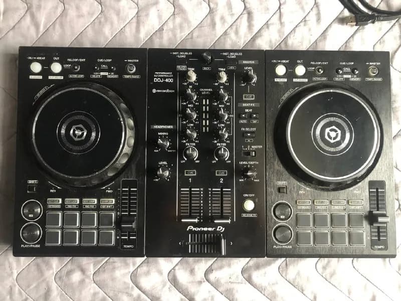 pioneer ddj 400. Заменены все крутилки, фейдеры, кнопки. Все работает идеально. По сути это новый ко — Тбилиси — 1000 ₾