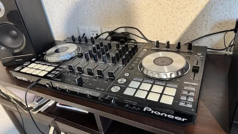 Pioneer DDJ SX. Идеальное состояние, домашние использование. Комплект: коробка, блок питания, lan шну — Тбилиси — 1 800 ₾