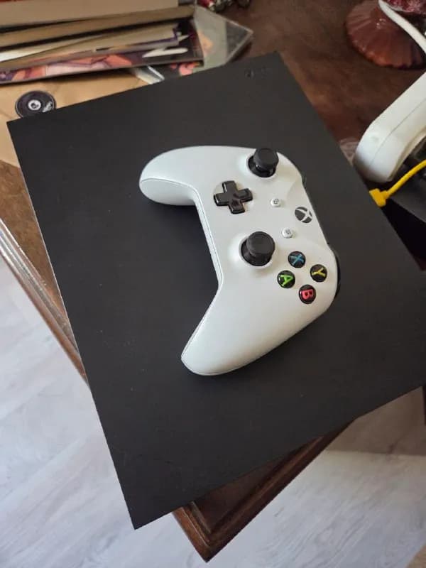 Xbox one x 1ТБ памяти. Продаю с диском и джойстиком. Состояние идеальное. Цена 400 лари — Тбилиси — 400 ₾