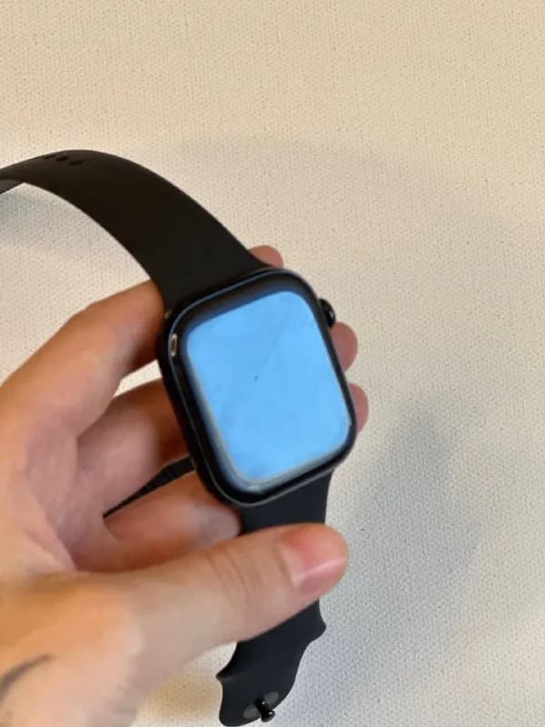 Apple Watch series 10, 46 mm, aluminium case. Батарея 100%-держит заряд вдвое суток. Есть пара малоза — Тбилиси — 400 ₾
