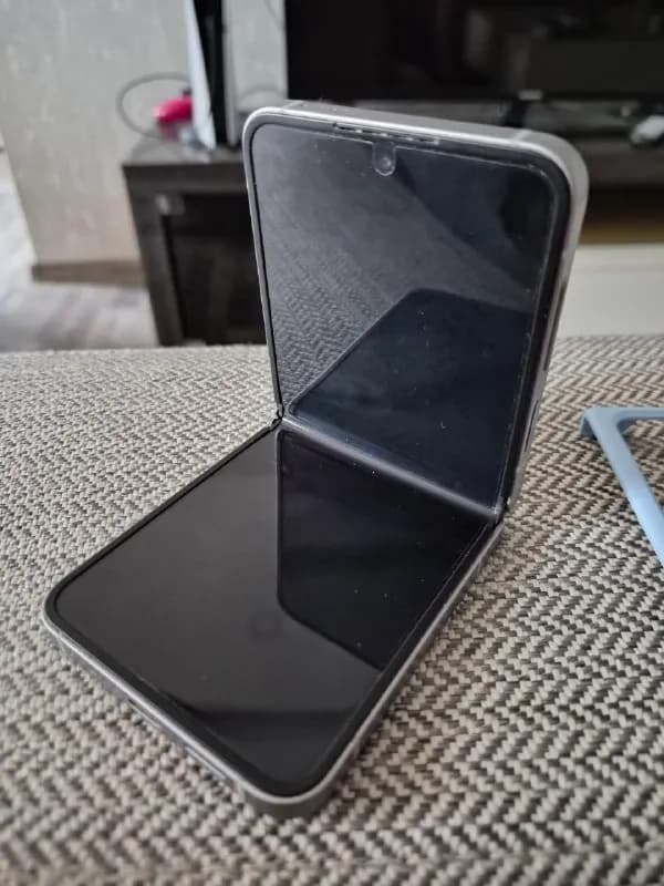 samsung z flip 6. 256gb.Серого цвета. Очень хорошее состояние, носился в ориг чехле. Батарея около 9 — Тбилиси — 1,900 ₾