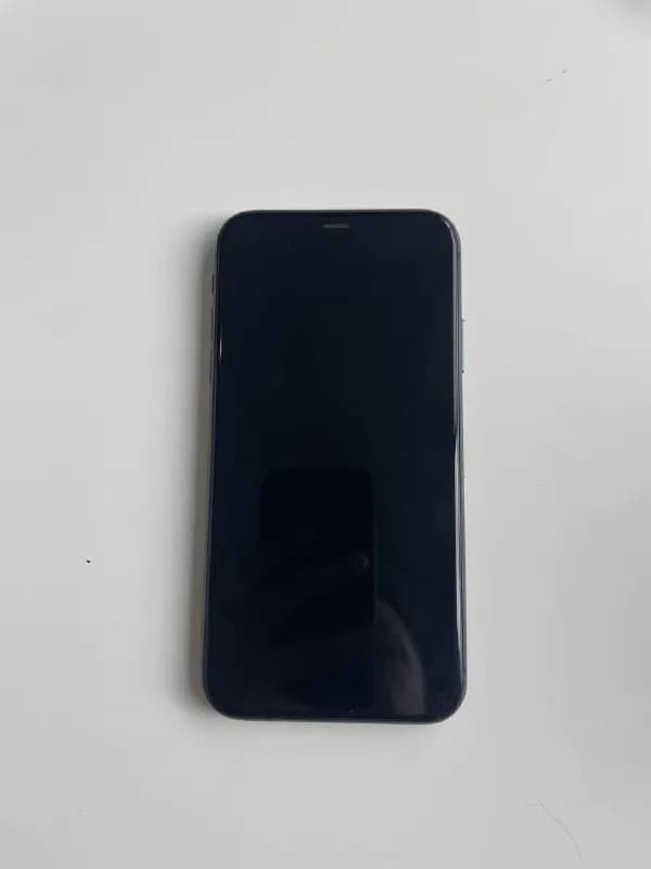 Iphone 11, 128 gb. Емкость аккумулятора 74%. Есть сколы и потертости по краям (видны на фото). Работ — Тбилиси — 500 ₾