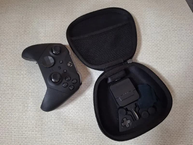 Xbox Elite Controller 2. Полный набор, джойстик в отличном состоянии, стики в порядке, играл очень м — Тбилиси — 220 ₾