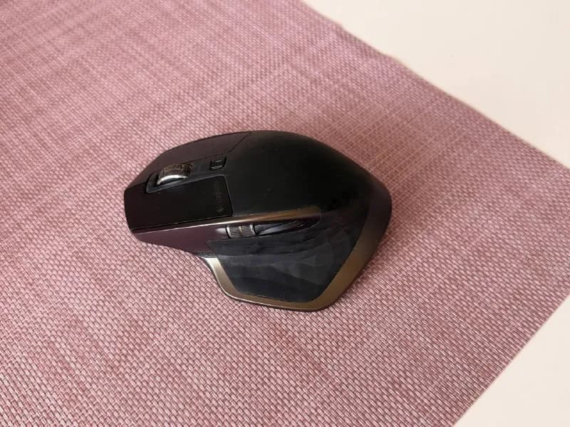 1) мышь mx master с ковриком Logitech. Рабочее состояние отличное, внешнее состояние нормальное (пот — Батуми — 30 ₾