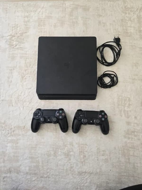 PS4 Slim 1 ТБ. В хорошем состоянии, практически не использовалась. Работает идеально. — Батуми — 450 ₾