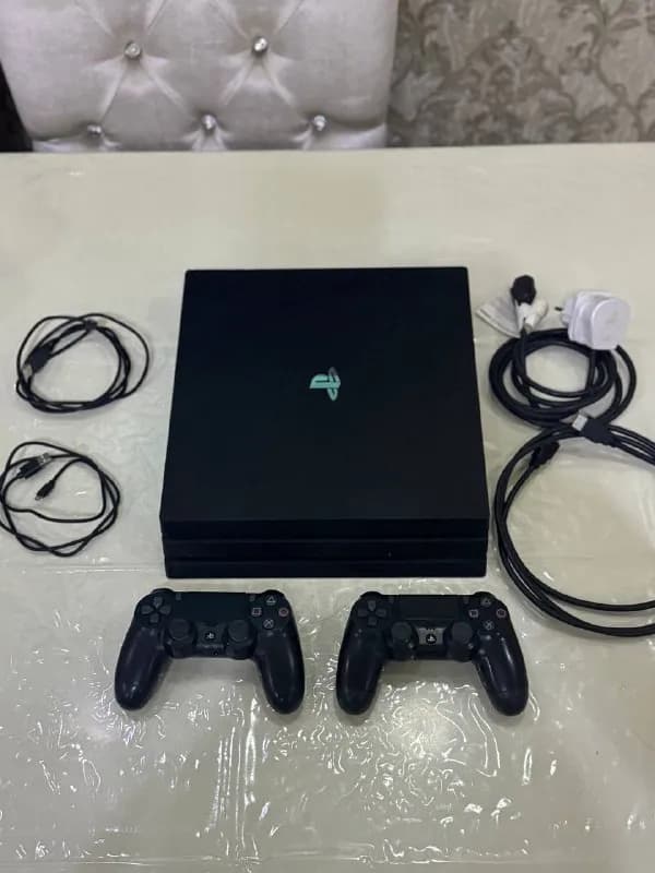 Playstation 4 Pro в идеальном состоянии. С 2 оригинальными контрелерами. Все нужные кабели цена 600 — Тбилиси — 600 ₾